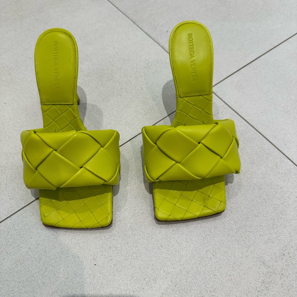 Bottega Lido Intrecciato Mule Sandals. Heel 9 cm/3.5”. Yellow/kiwi lambskin.